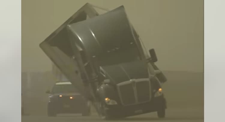 Wiatr przewracał ciężarówki z naczepami – przerażające nagrania