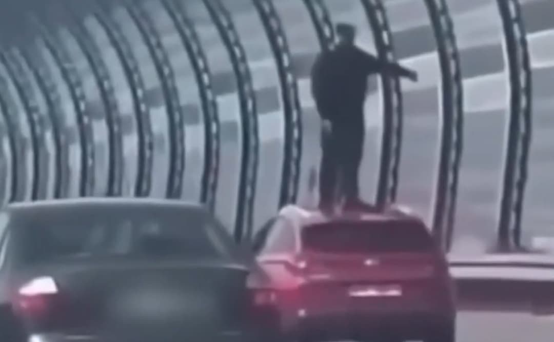 Na naczepie ciężarówki, na dachu auta, nago - hattrick