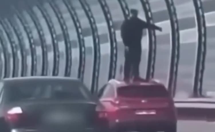 Na naczepie ciężarówki, na dachu auta, nago - hattrick