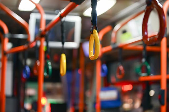 Przewóz osób w jednostce budżetowej czy zwolniony z tachografu