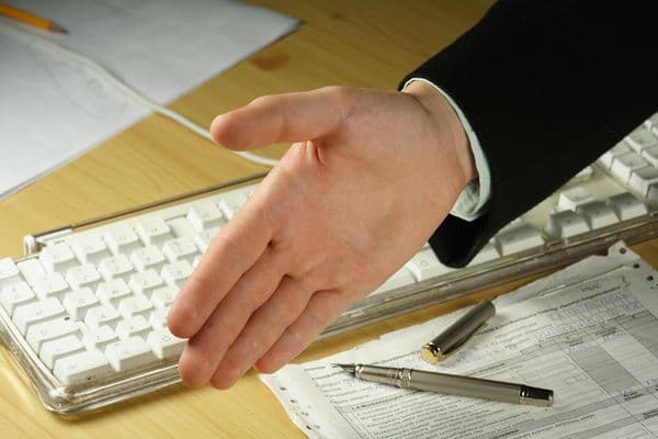 Czy można podpisać umowę o powierzeniu przewozu na zezwoleniu innego przewoźnika?