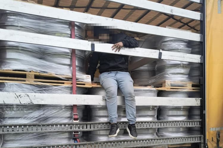 Palestyńczyk w naczepie ciężarówki w Barwinku