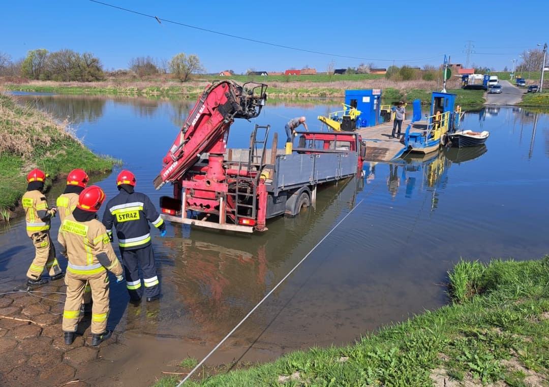 W Kopance ciężarówka zamiast na prom wjechała do wody