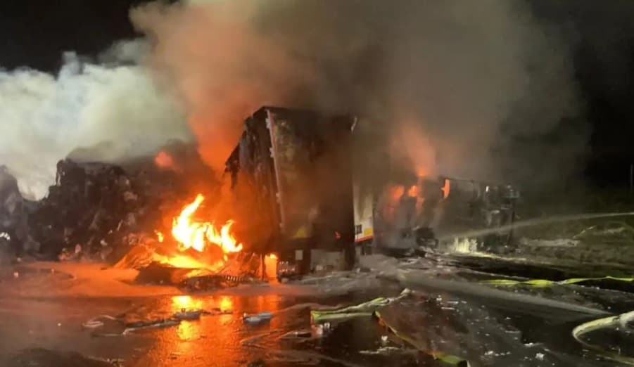 wypadek na a1 dwie ciężarówki pożar 26 maja