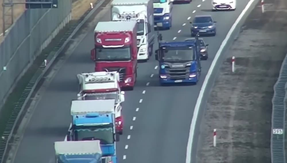 zakaz wyprzedzania ciężarówek A2 speed dron