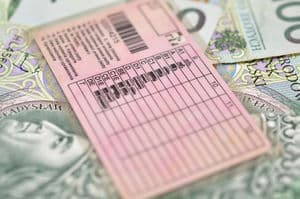 Czy można kierować czekając na odnowienie prawa jazdy?