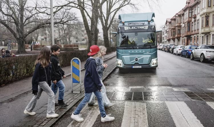 Zdalne ograniczanie prędkości ciężarówek volvo trucks safety zones