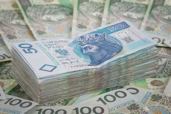 Zdarza się, że pracodawcy oprócz wynagrodzenia z umowy o pracę, część pensji kierowcy chcą przekazać w formie comiesięcznej nagrody. 