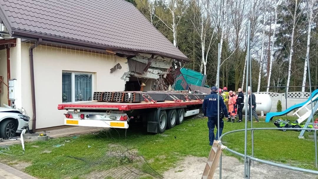 Ciężarówka wjechała w dom w Sochaczewie. Kierowca nie przeżył