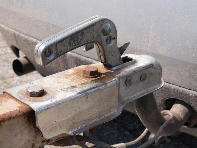 Czy ciągnąc przyczepę lekką pojazdem o dmc 5,5 t, trzeba mieć kat C+E?