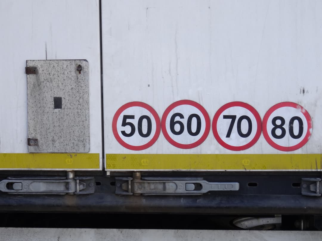   Brak tabliczki o limicie prędkości na tyle pojazdu