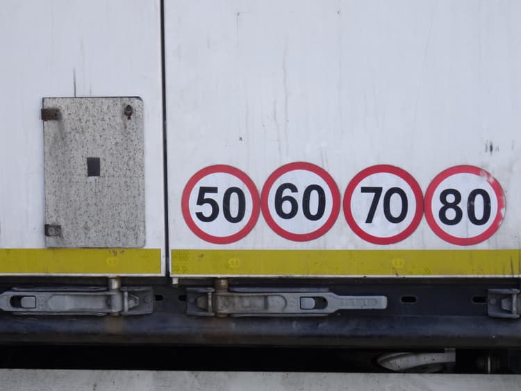   Brak tabliczki o limicie prędkości na tyle pojazdu
