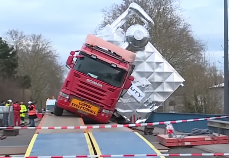 scania 165 ton ładunku nancy ciężarówka przewrócił się