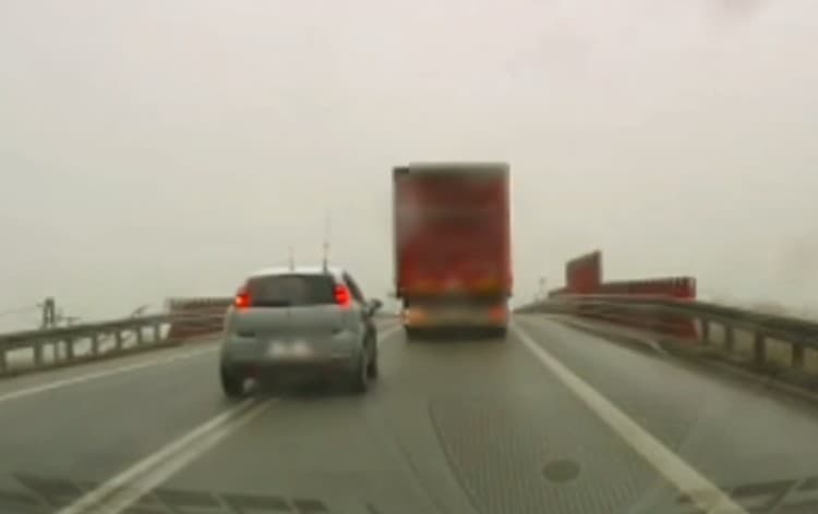 44-latek wyprzedzał ciężarówkę jak wariat Policja pokazała film z kamerki